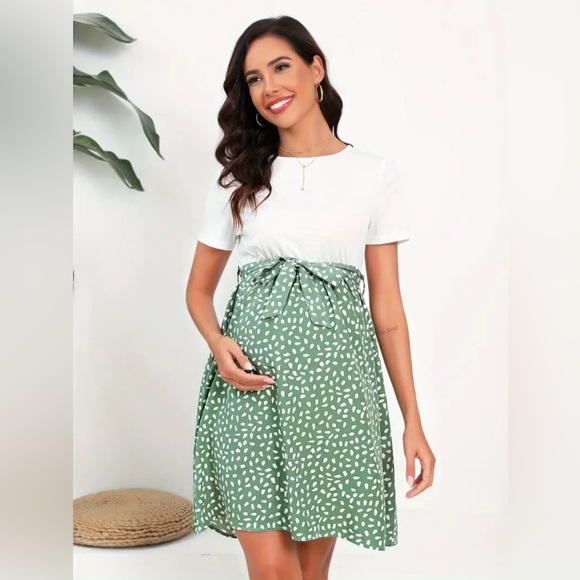 Women’s Maternity Dress With White Short Sleeve Top and Pleated Green Dot Skirt - Picture 1 of 3